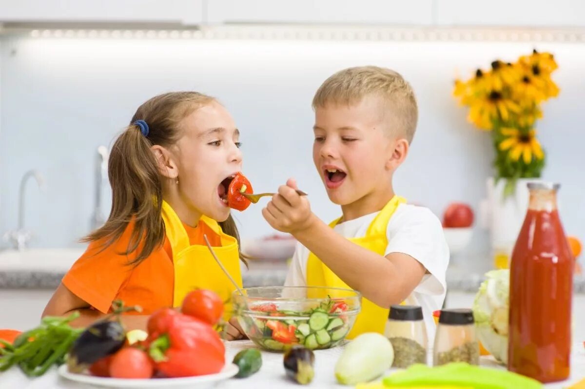 They were eating. Счастливые дети с правильной едой. Вегетарианство и дети. Счастливый ребенок за столом. Дети вегетарианцы.