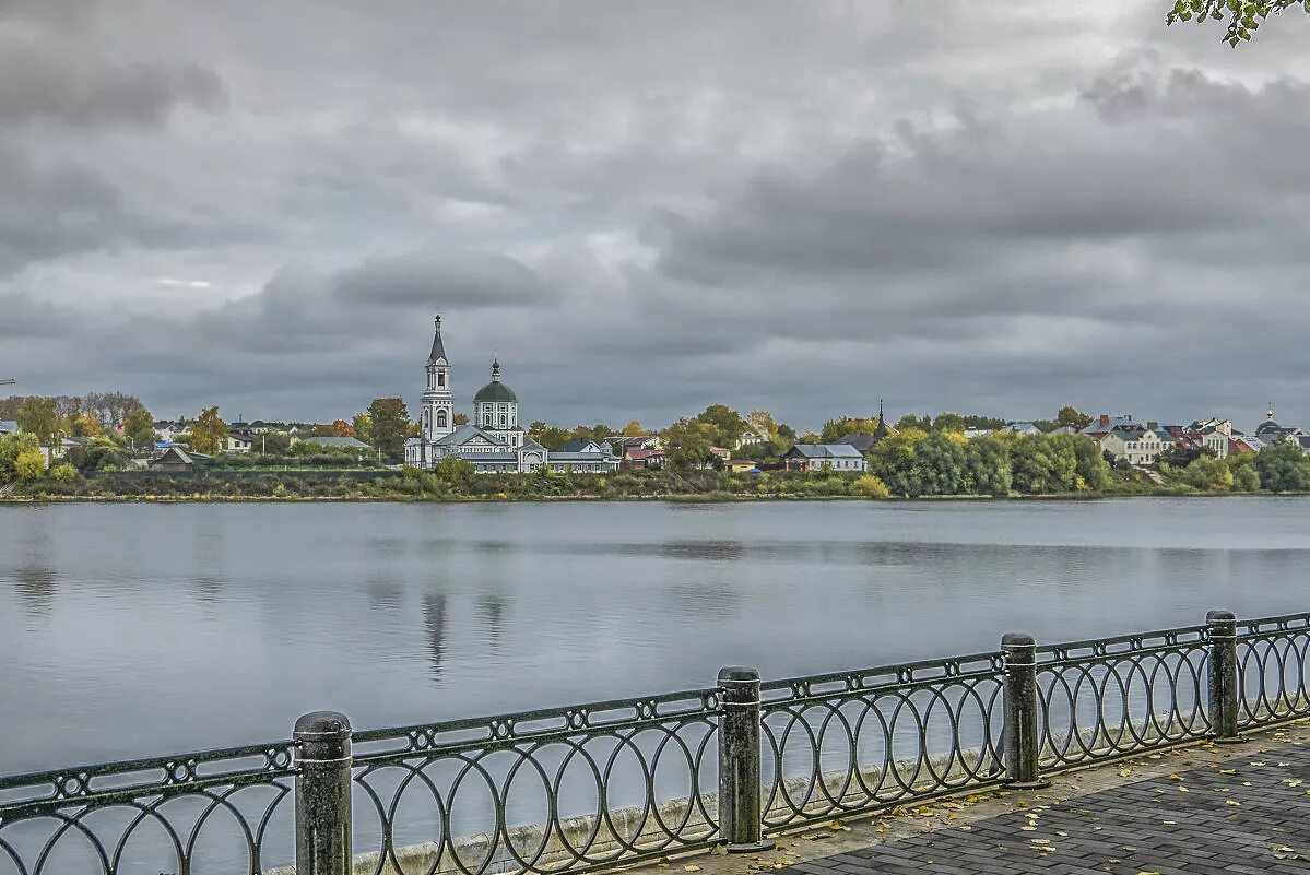 Красота твери. Набережная Степана Разина Тверь. Тверь Свято Екатерининский монастырь набережная. Тверь набережная Разина. Тверь набережная Степана Разина с видом на Волгу.