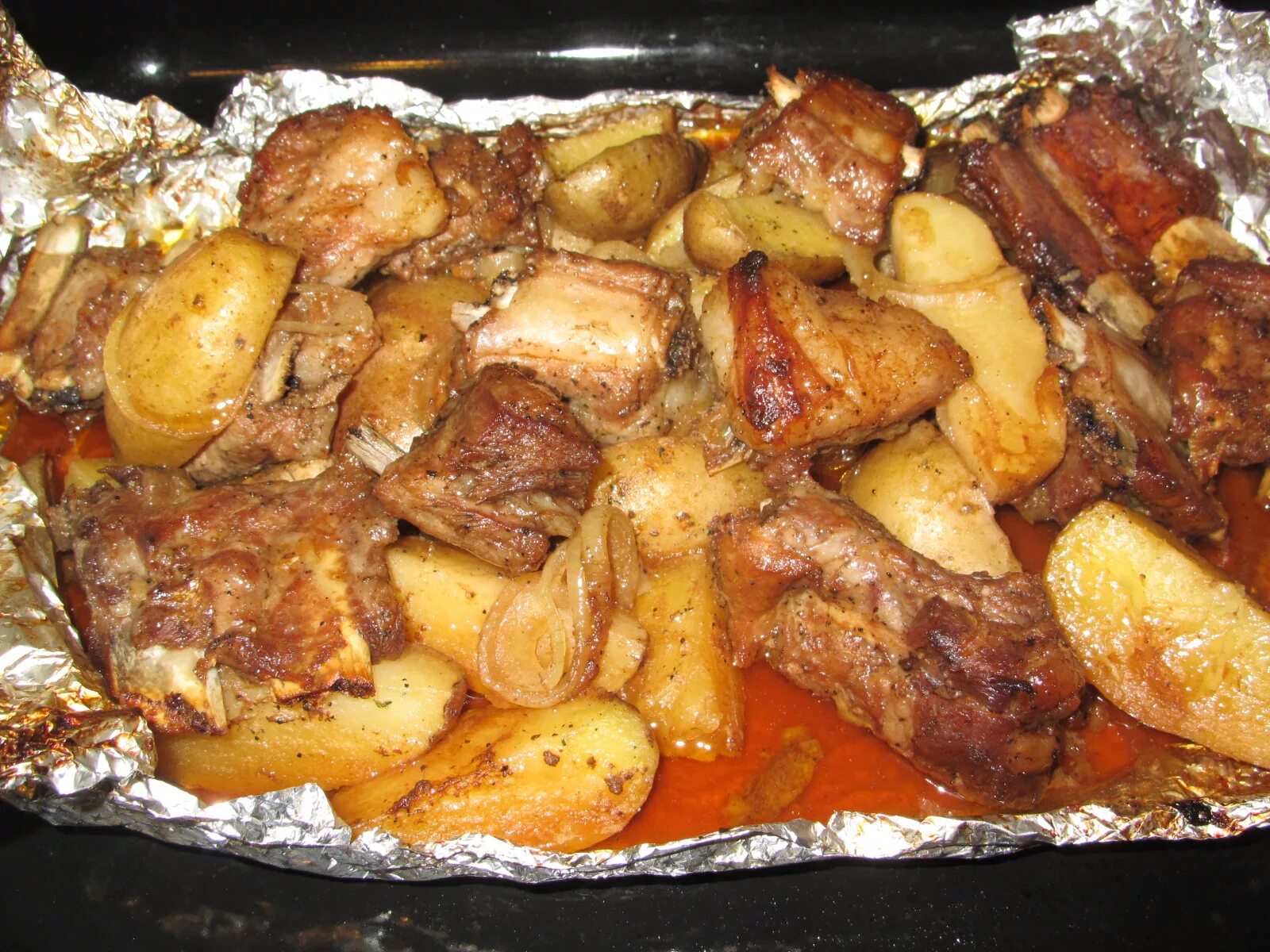 Вкусное мясо в духовке свинина с картошкой. Рёбрышки свиные в духовке с картошкой. Свинина с картошкой в духовке. Рёбрышки в духовке с картошкой. Картошка с мясом в духовке.