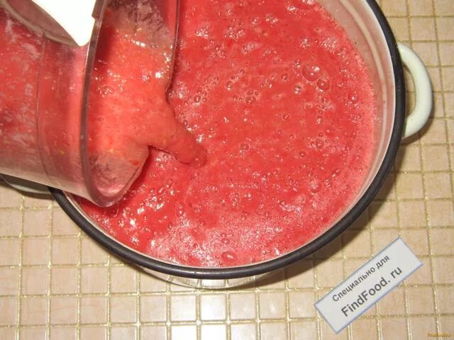 облила томатным соком. нарезанные томаты в собственном соку. сок литвин. томатный сок гифка. пьет томатный сок.