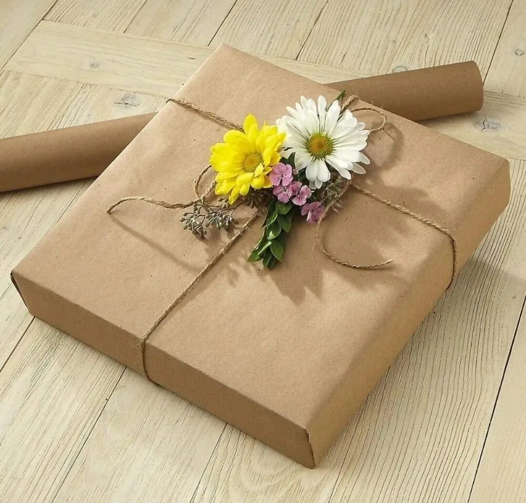 Красивая упаковка подарков. Упаковка в крафт бумагу. Упаковать в крафт. Упаковать в крафт. Крафтовая бумага для упаковки.