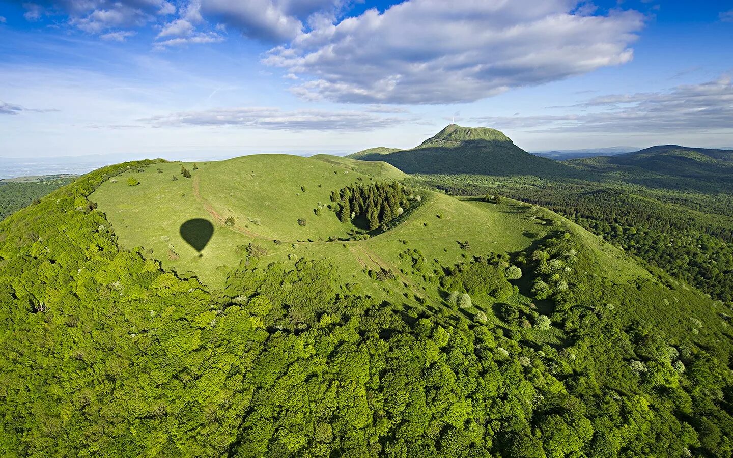 Парк вулканов в оверни. Канталь (горный массив). Puy de dome велодорога. Парк вулканов в оверни. Канталь франция.