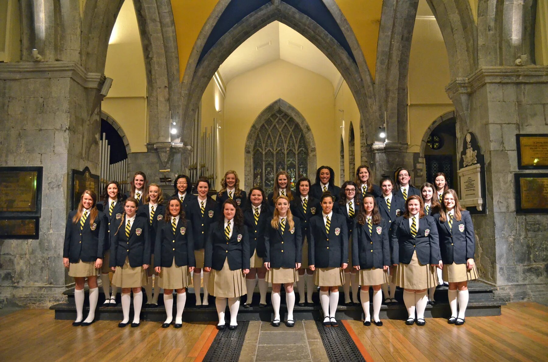 Школьная форма в сша. Одежда оксфорд университет. Форма в университете. Форма в университете. Выпускная одежда для студентов.