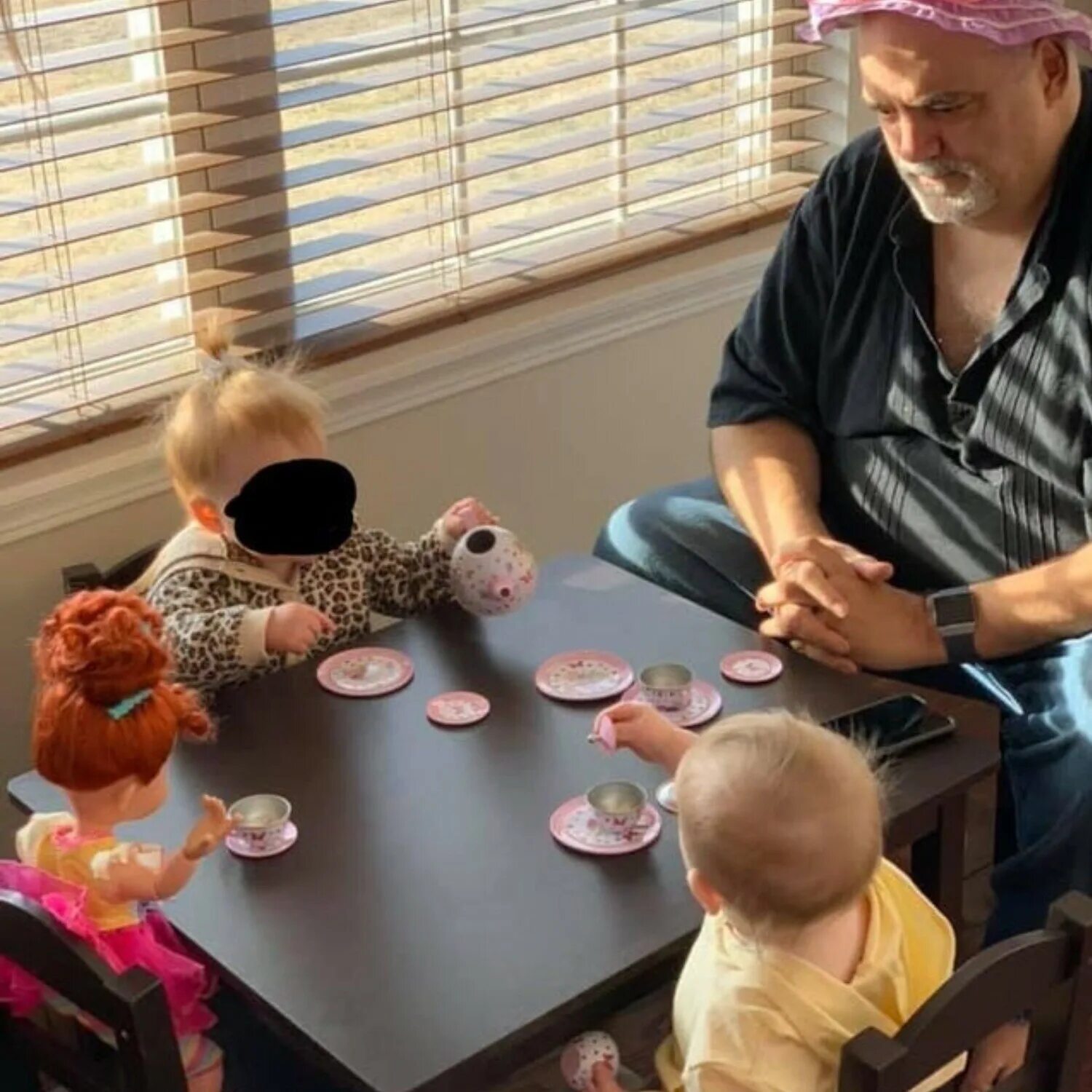 Cool parents. Родители которым повезло с детьми. Cool parents. Довольная семья. Радостная семья.