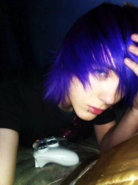 Эмо черно фиолетовые волосы. Эмо фиолетовый мем. Парень с фиолетовыми волосами. Эмо фиолетовый мем. Эмо фиолетовый мем.