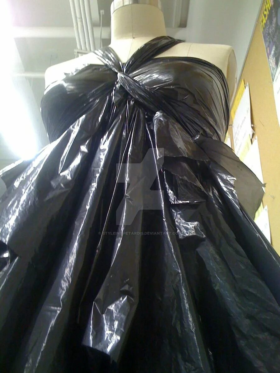 Платье из мусорных пакетов своими руками. Платье из мусорных пакетов. Платье из мусорного мешка. Платье из полиэтилена.