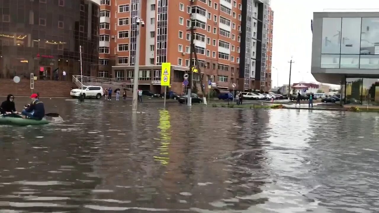 Казахстан потоп сегодня. Потоп в Астане. Наводнение лодка. Наводнение на улицах. На лодке по улице.