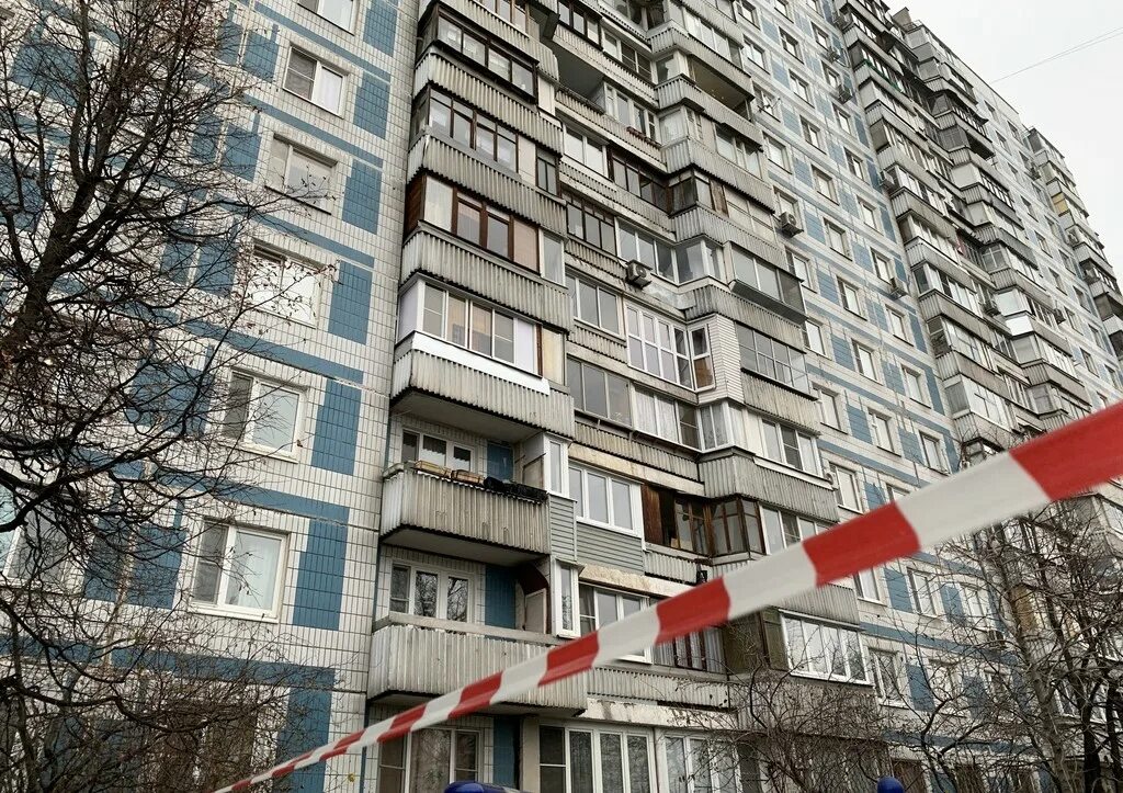 Выбросился из окна сегодня в москве. Выбросилась из окна в москве. под окнами многоэтажки. женщина выпала из окна. выпал из окна в москве сегодня.
