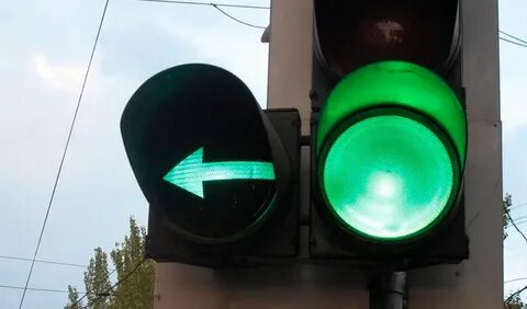 Стрелка светофора прямо можно ли налево