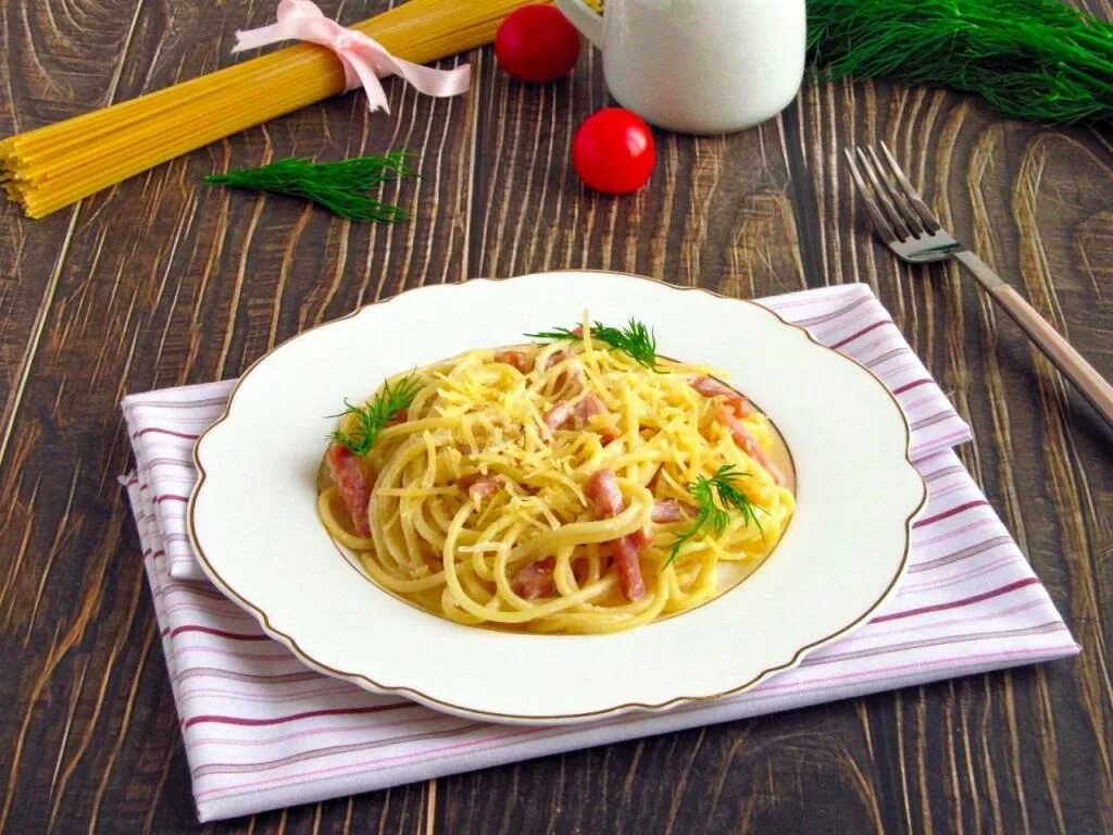 Лапша с беконом и сыром. Паста карбонара с ветчиной. паста фетучини карбонара. спагетти карбонара с ветчиной. паста карбонара с беконом и сыром.