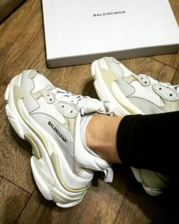 Баленсиага кроссовки triple s. Кроссы balenciaga. Кроссовки баленсиага triple. Триплекс баленсиага. Баленсиага трипл с.
