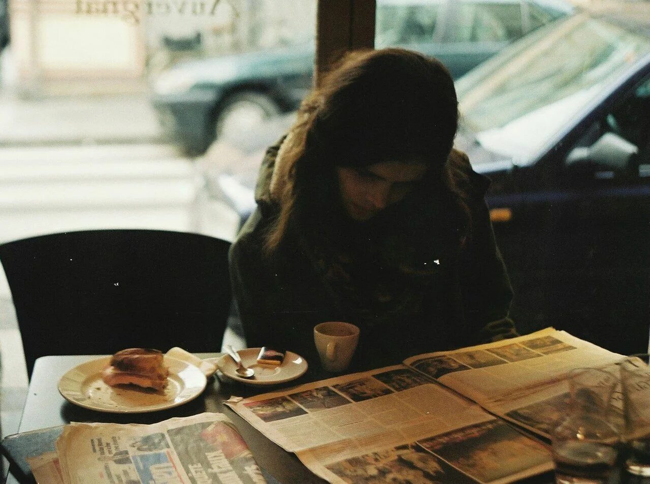 За столом фото без лиц. Девушка в кафе. Девушка в кафе со спины. Девушка грустит в кафе. Девушки в кафе за столом.