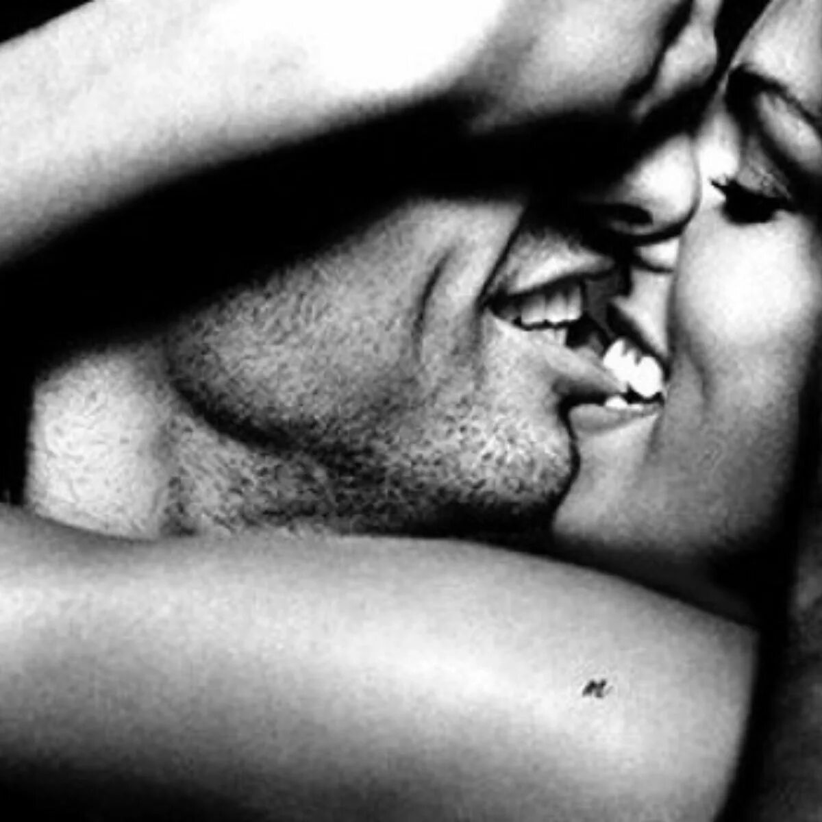 Страстный поцелуй с языком. Девушка кусает губы парню. Поцелуй в шею мужчине. Целующие губы. Мужские губы с языком.