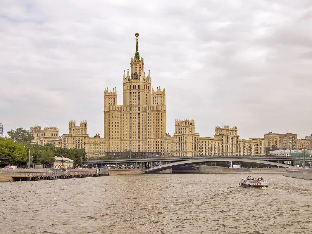 котельническая высотка на востоке москвы. сталинская высотка в москве на котельнической набережной. котельническая набережная, д. жилой дом на котельнической набережной дмитрий николаевич чечулин. сталинская высотка на котельнической набережной.