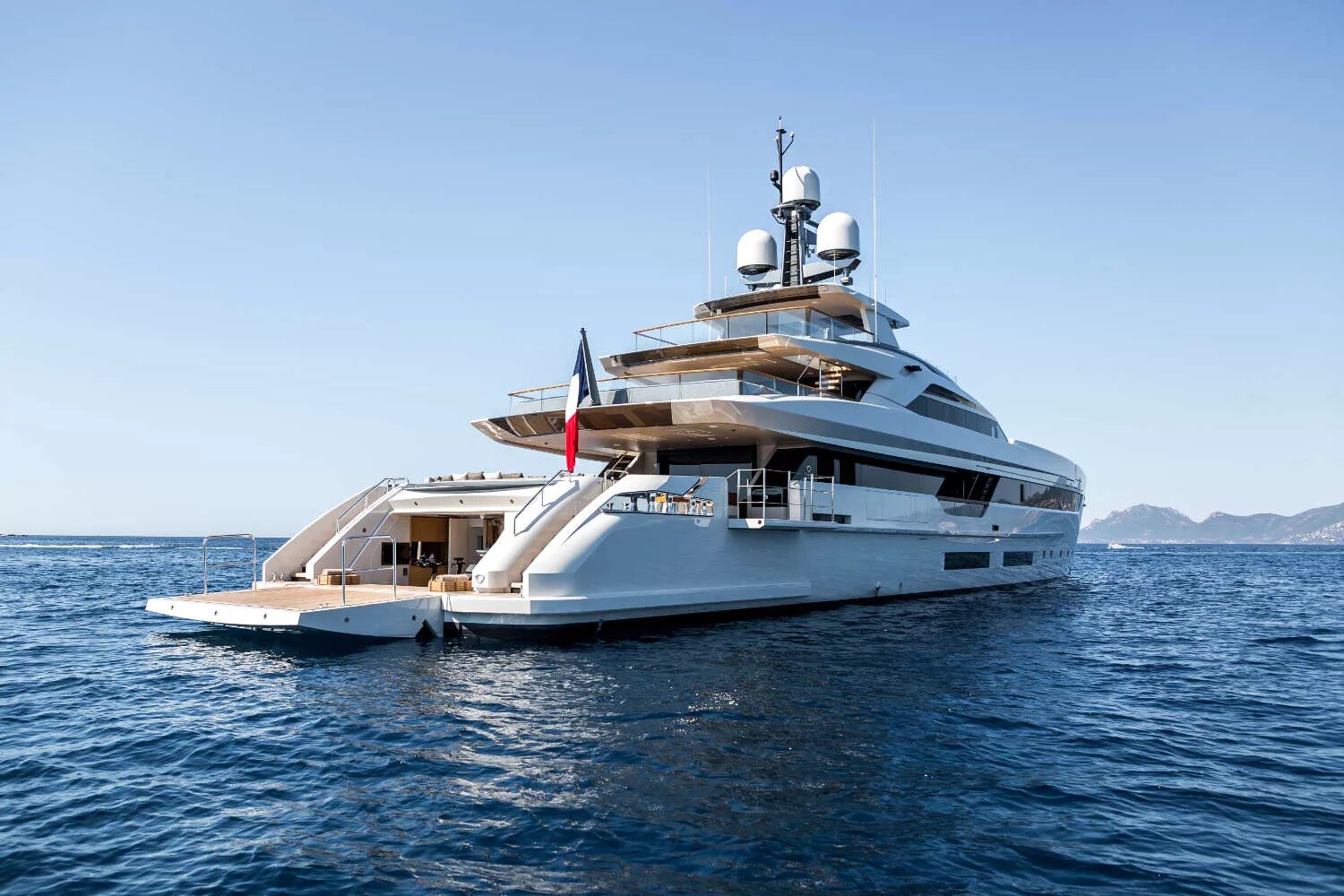 Luxury superyacht crn 74m. M y 1. M y 1. яхта lara владелец. яхта majesty 110.