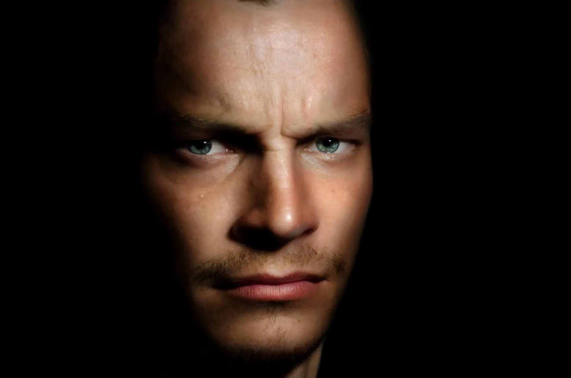 Уильям фихтнер побег. Невозмутимый человек. Клинт иствуд хороший плохой злой. Актер томми ли джонс. Напряженный взгляд.