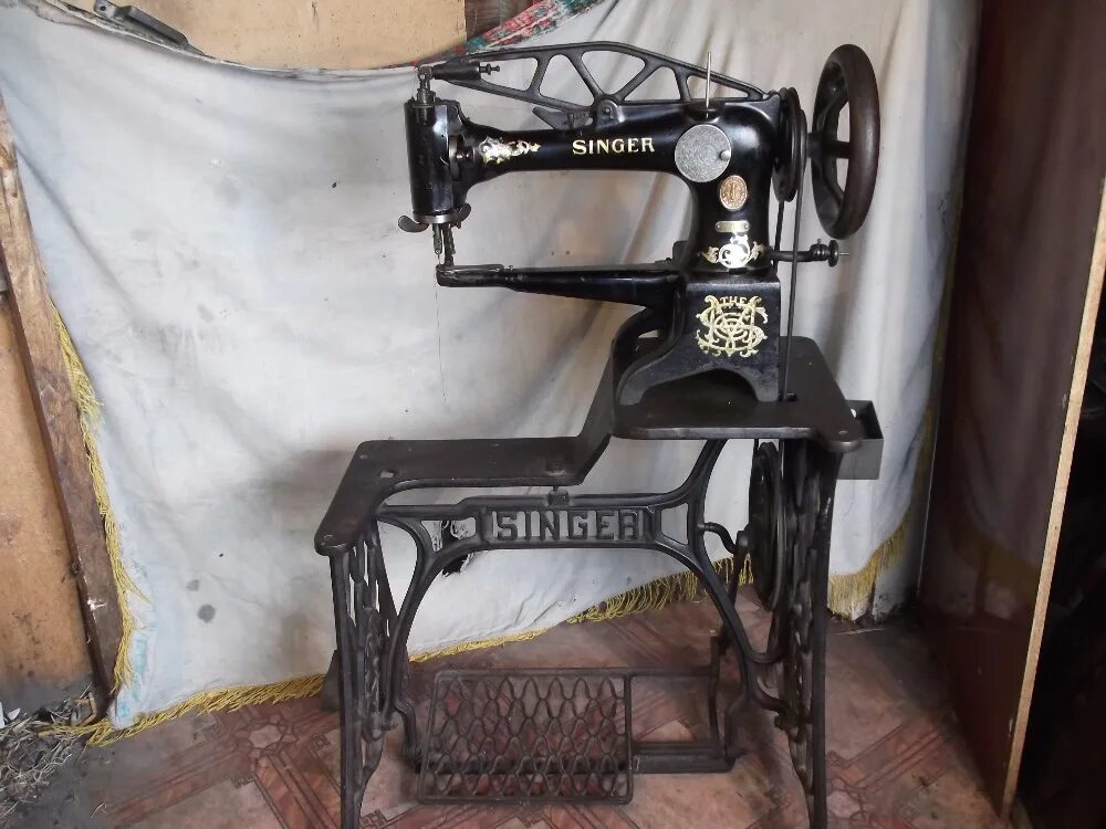 Ремонт машинки зингер. Зингер 18-2 швейная машинка. Зингер швейная машинка 1870. Зингер рукавная швейная машинка 18. Швейная машинка Зингер 1990 года.