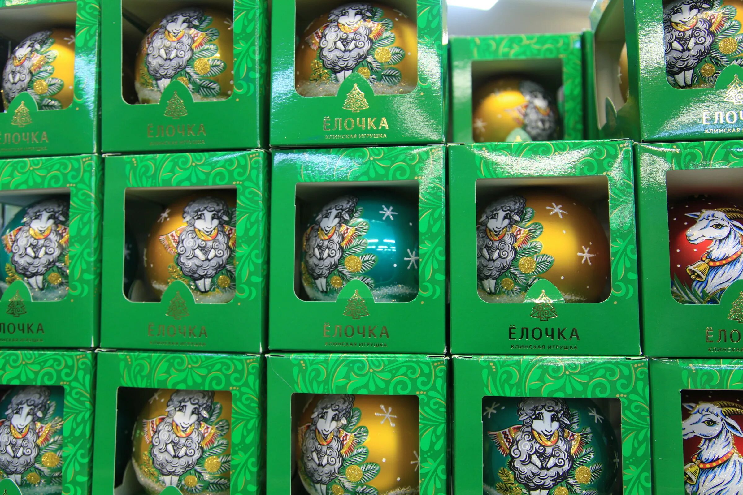 Ёлочка клинская игрушка. Набор елочных игрушек елочка спираль c563 14 см 4 шт. Магазин новогодних игрушек. Магазин игрушек елочка. Витрина с игрушками.