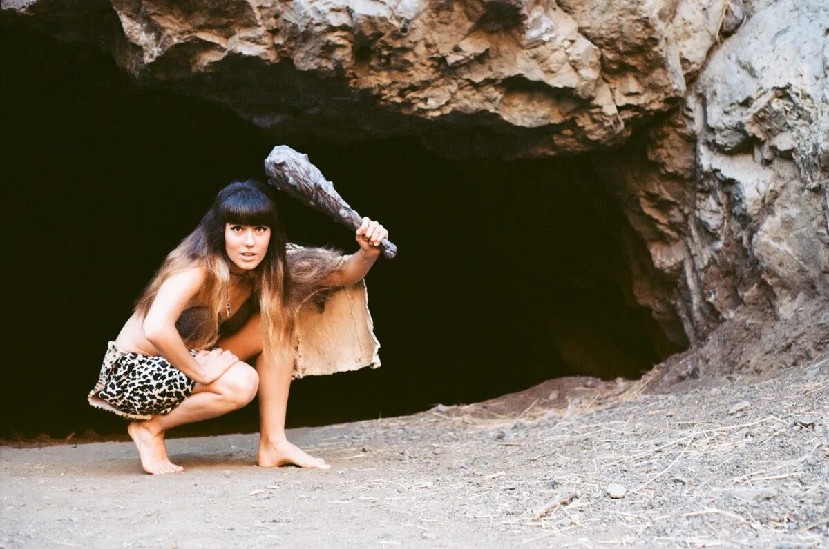 Человек с фонариком в пещере. Пещера девушки. Пещера девушки. Девушка в пещере. Фотосессия в пещере девушка.