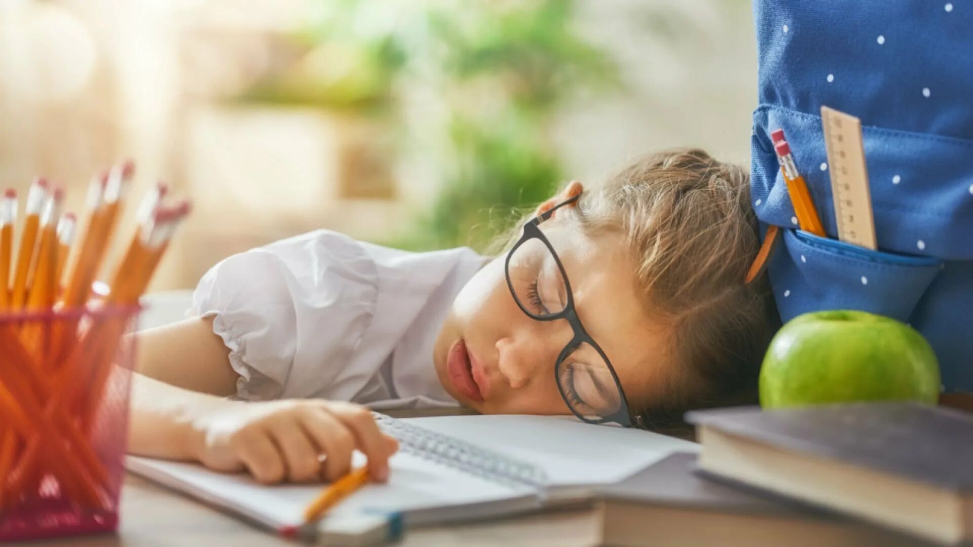 На уроках уставший. Уставший ребенок. Работоспособность школьника. Уставший ученик. Утомление детей.
