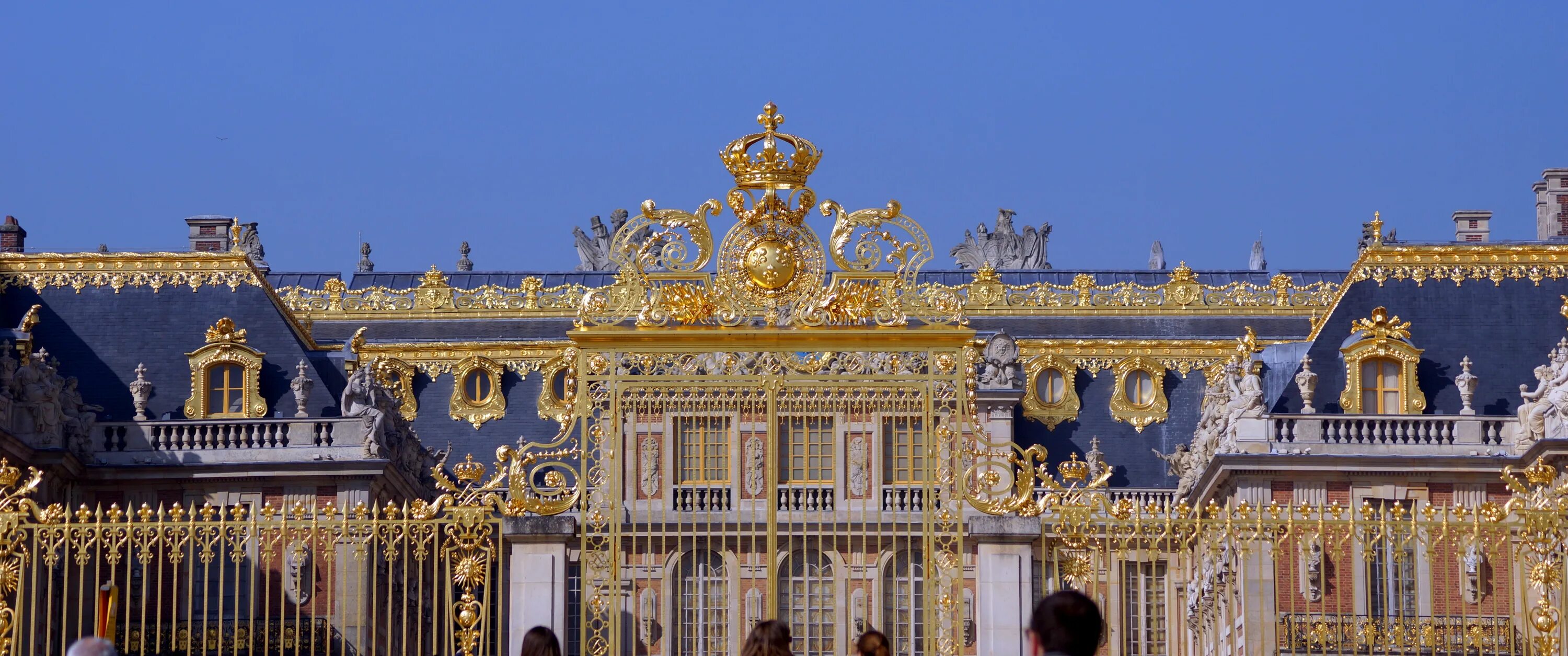 Версаль букв. Версальский дворец ворота. Королевские ворота Версальский дворец Франция. Фасад королевского дворца в Версале. Версаль Франция ворота.