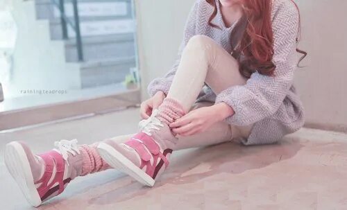 Девушки в носочках. Девочки в розовых носках. Розовые носочки для девочки. Ножки девушек в носках розовых. Розово белые носки