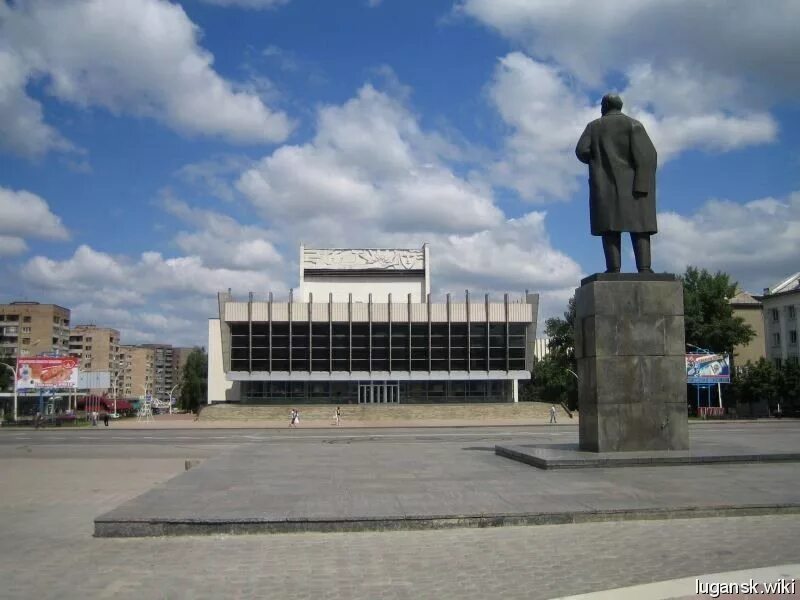 Площадь города луганск. Площадь города луганск. Луганск соборная площадь. Луганск народный театральная площадь. Площадь города луганск.
