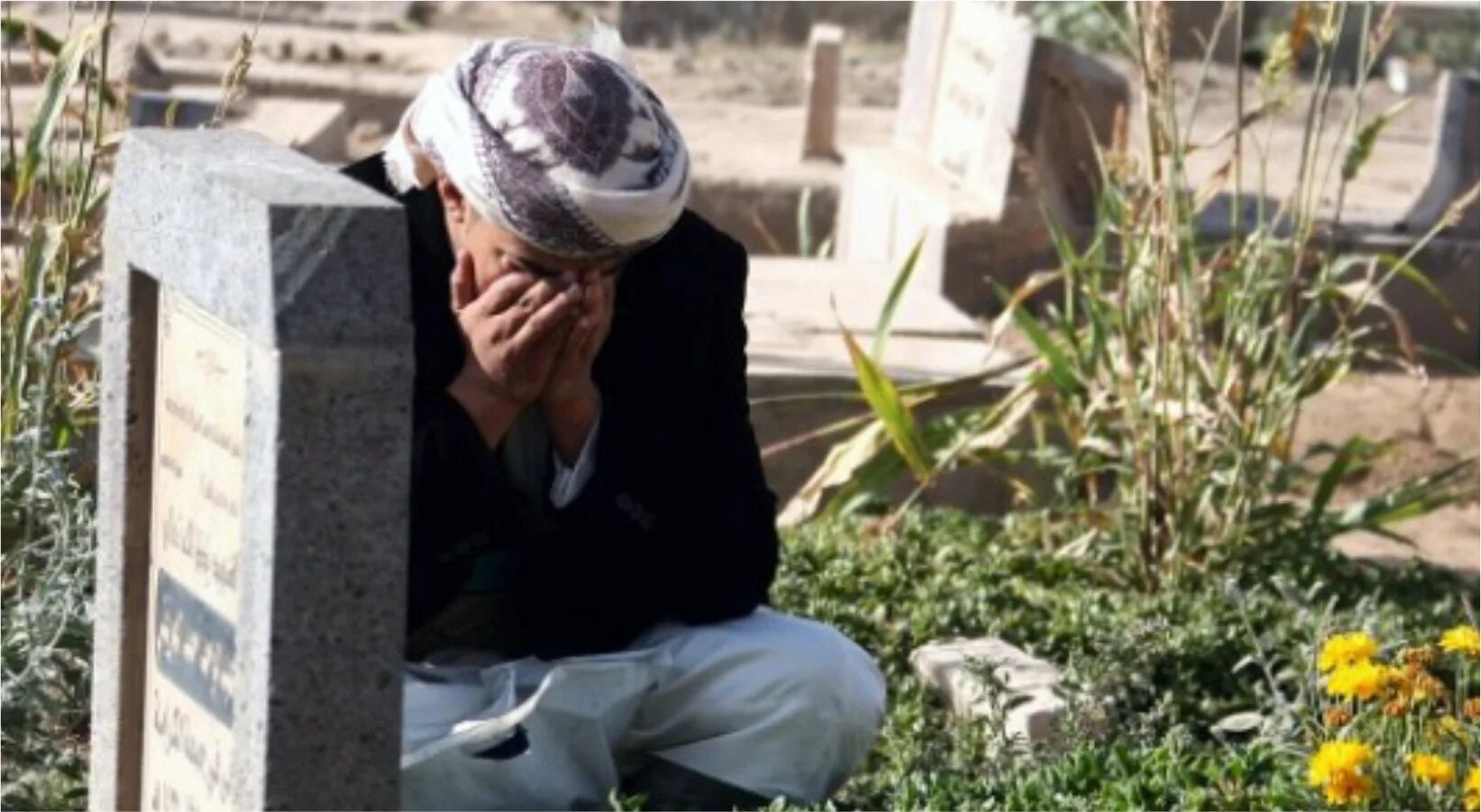 Можно ли посещать кладбище в исламе. Старик у могилы. Женщина на мусульманском кладбище.