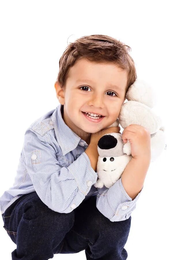 Мальчик держит игрушку. Довольный ребенок с любимой игрушкой. Счастливый мальчик держит игрушку.