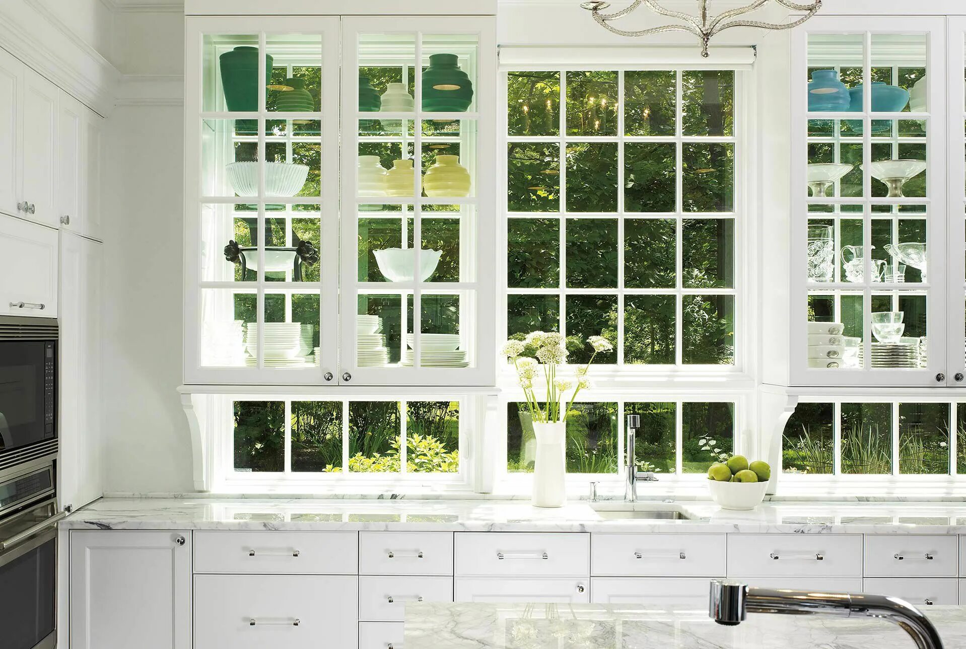 Установка пластикового окна кухни. Пластиковое окно на кухню. Окно со шпросами на кухне. Окно на кухне с раскладкой. Красивый декор кухонного окна.