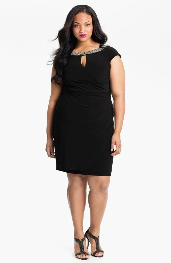 Платье для полных модные 54 размер. Черное платье с белым воротником большого размера. Стильные платья для женщин. Платья черные 52 размера. Полная женщина в черном.