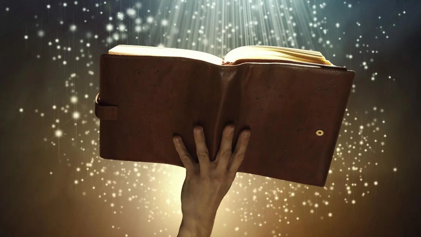 Человек с Библией. Чтение Библии. Волшебная книга. Человек читает Библию.