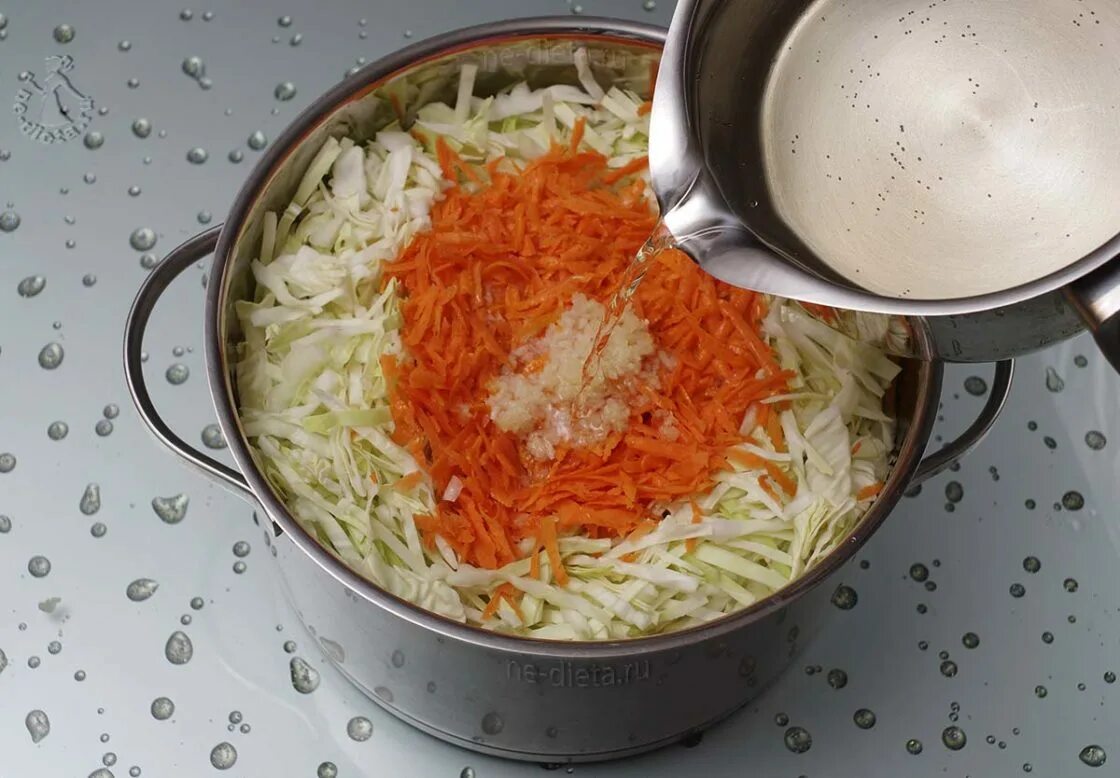 Капуста на зиму в кастрюле хрустящая. Капуста квашеная. квашеная капуста быстрого приготовления. квашеная капуста ингредиенты. квашеная капуста домашняя.