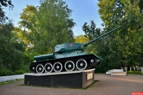 Какой танк установлен возле площади памяти