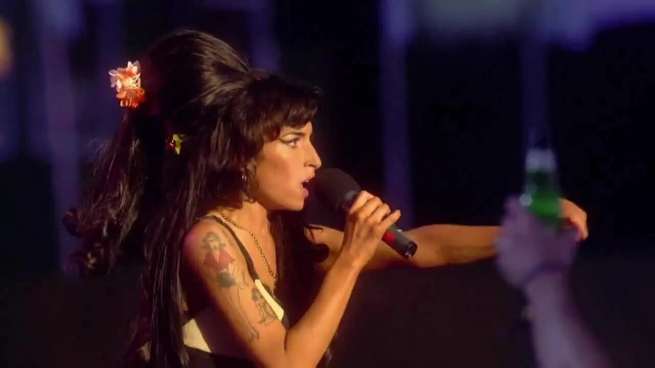 Mark ronson and amy winehouse. Amy winehouse valerie. Британская певица брюнетка. Amy winehouse valerie. Amy winehouse - jonathan ross 2004.