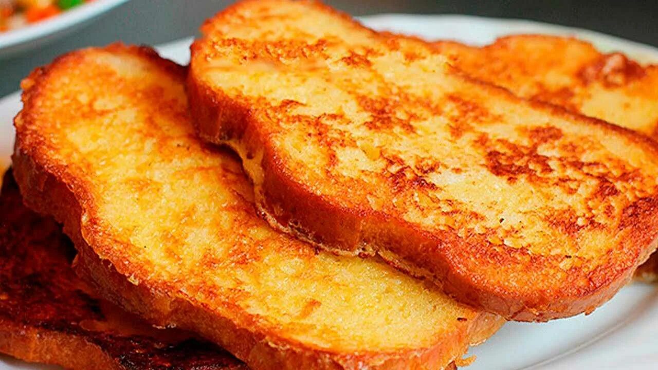 Как готовить гренки из хлеба. Гренки сладкие из батона. гренки с яйцом. жареный хлеб. жареный батон.