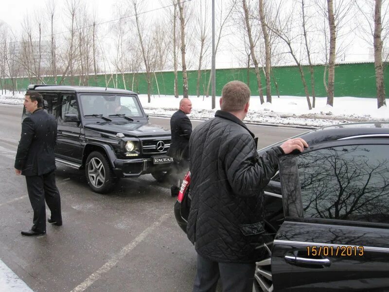 полицейский с пористунрком. охрану бандита подкупили. бандиты в масках с оружием. макс ващенко встреча с гопниками. бандиты на джипе.