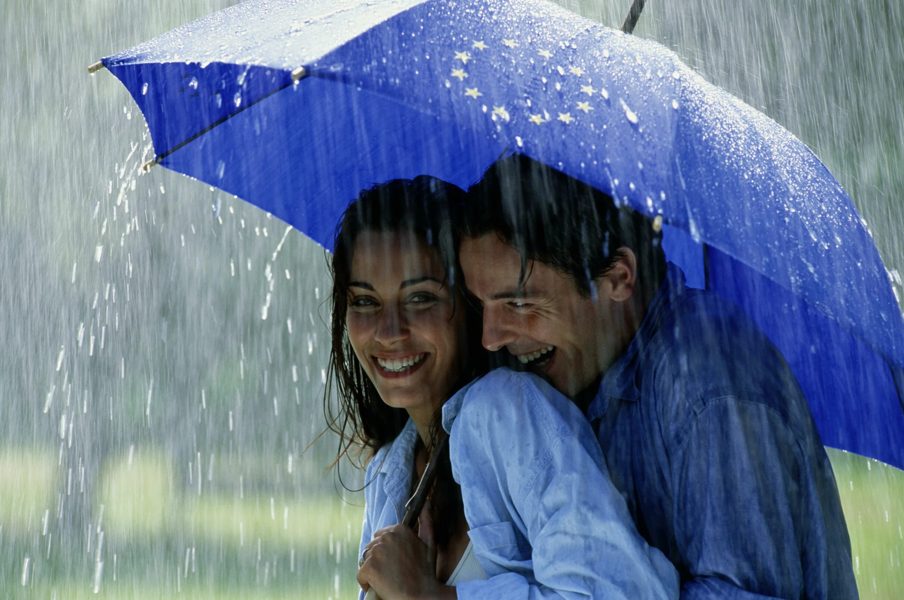 Как растения радуются дождю. Двое под дождем. Влюблённые под дождём. Двое АРД дождём. Счастье под дождем.
