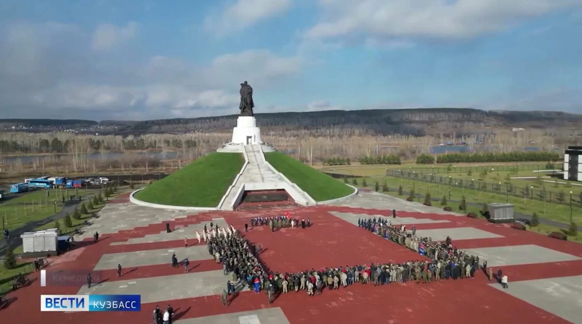 Мемориалы в кемерово. Вечный огонь кемерово. Кемерово памятник воинам кузбассовцам. Мемориалы в кемерово. Памятник воину освободителю в кемерово.