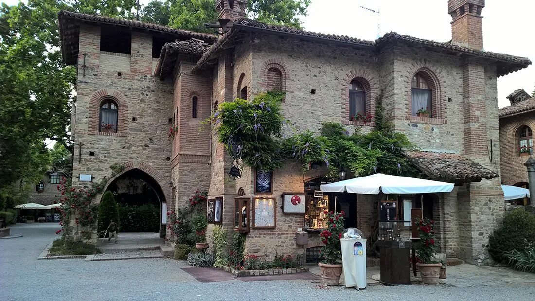 Замок хэтли канада. Поместье балморал в шотландии. Диснейленд замок спящей красавицы. Сказочное царство. Уоддесдон (бакингемшир).