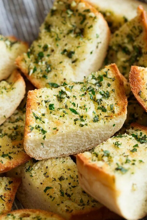 Рецепт багета с чесноком в духовке. Чесночный хлеб (garlic bread). хлеб с чесноком и зеленью в духовке. гненки. гренки.