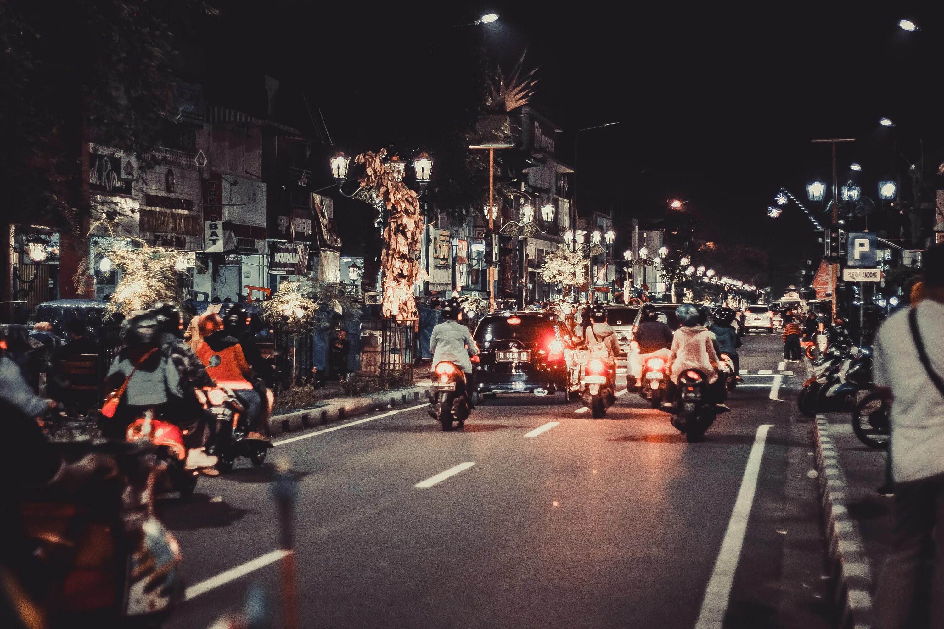 Толпа людей на мотоцикле ночью. Скутер в ночном городе. Скутер ночью. Мотоцикл ночь дорога. Ночь дорога и рок