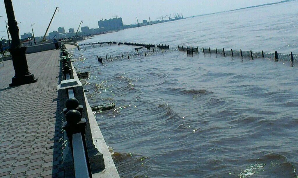 Вода в реке амур. Река Амур Благовещенск. Берегоукрепление Зея Благовещенск. Подъем уровня воды. Река Амур сейчас.