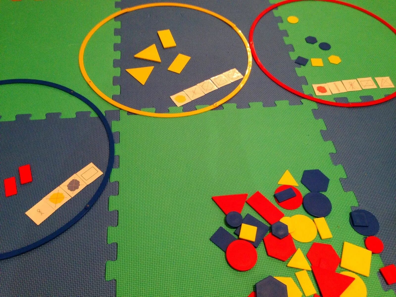 Выкладываем из пуговиц. Ыигкры ищ счетнвх ппдочек. Игры с крышками для детей. Игры для развития мелкой моторики с палочками. Игры с палочками доу.