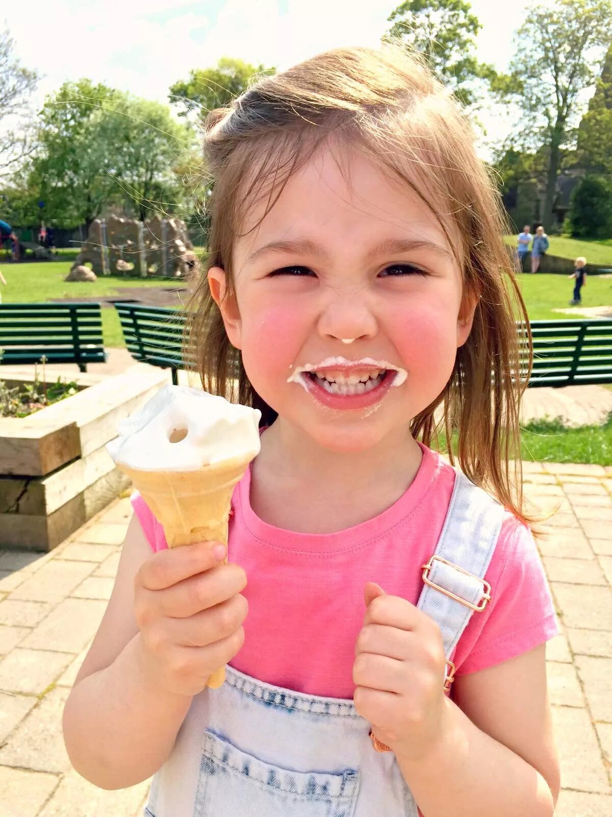 Мороженое на лицах детей. Little ice cream. Девочка лижет мороженое. Девочка с мороженым. Маленькая девочка с мороженым.