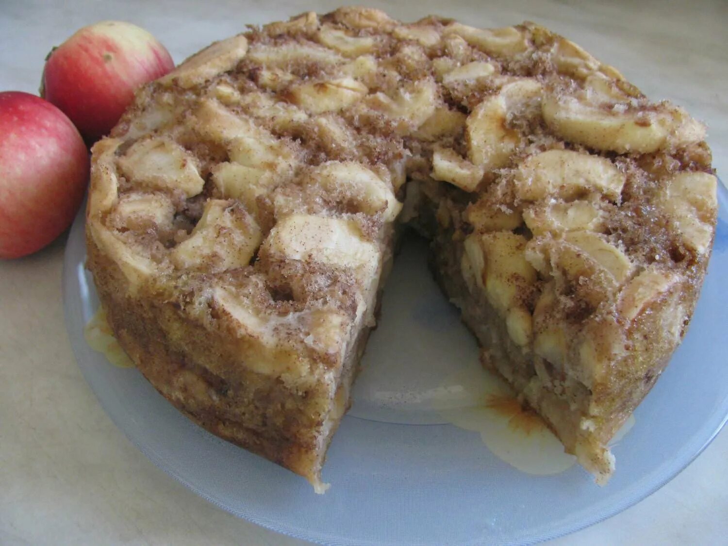 Шарлотка в мультиварке поларис. Шарлотка. шарлотка с яблоками в мультиварке. шарлотка из батона с яблоками. домашняя шарлотка с яблоками в мультиварке.