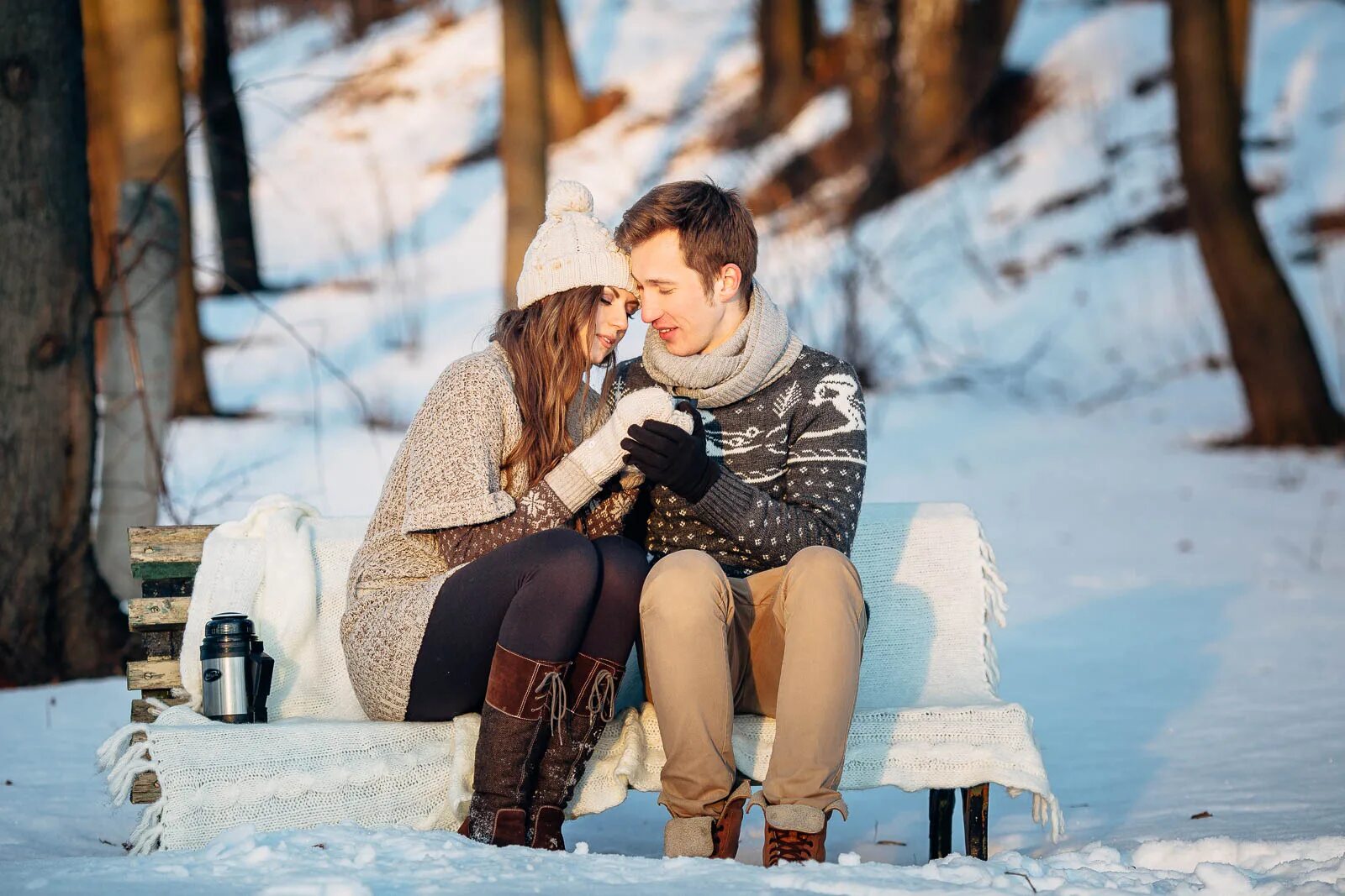 Зимняя лав стори. Лав стори зимой на улице. Зимняя фотосессия Love story. Love story на улице зимой.