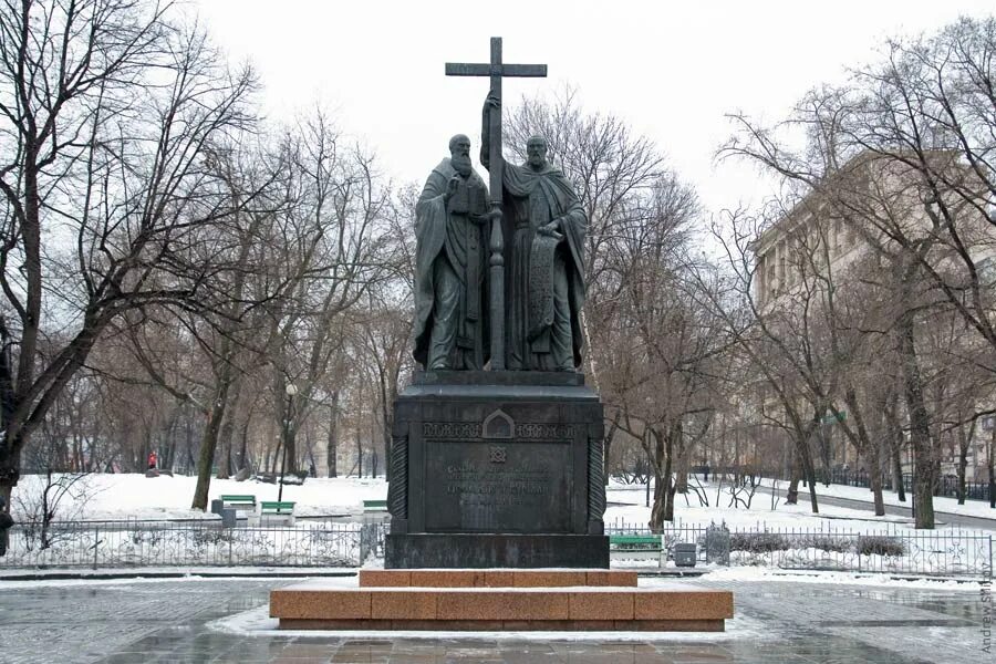 Памятник мефодию. Памятник кирилла и мефодия в москве. кирилл и мефодий памятник в москве. кирилл и мефодий памятник в москве китай город. памятник кириллу и мефодию в москве на славянской площади.