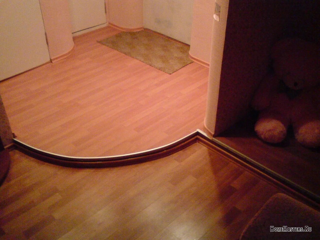 Пандус перекатной tr 101-60. Переход уровня пола. Порог для spc ламината. Переход уровня пола. Порог из плитки в ванной.