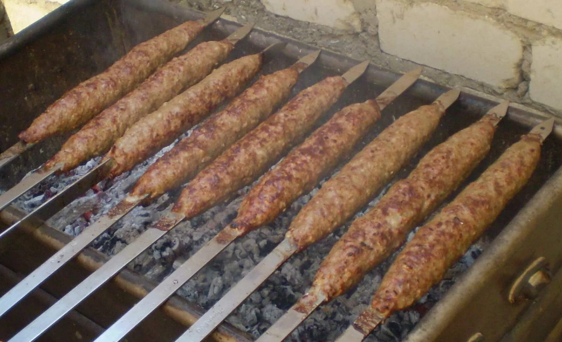 Рецепт люля кебаб на шампурах из свинины. Люля-кебаб на мангале. Люля-кебаб Mangal мангал люля. Люля-кебаб Mangal мангал люля Fon. Армянский кебаб люля кебаб.